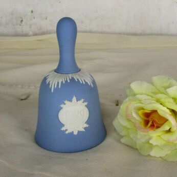 Christmas Table Bell 1999 Wedgwood Jasperware Baby Blue Lavendel Bas Relief