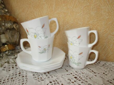 Vintage Retro Arcopal Octagon Octime Flower 4 cups and 4 Saucders Kitchenware Rare