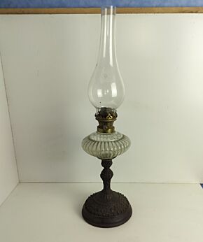 antique very heave special Oil Lamp cast Iron base glass shade Chimnee 