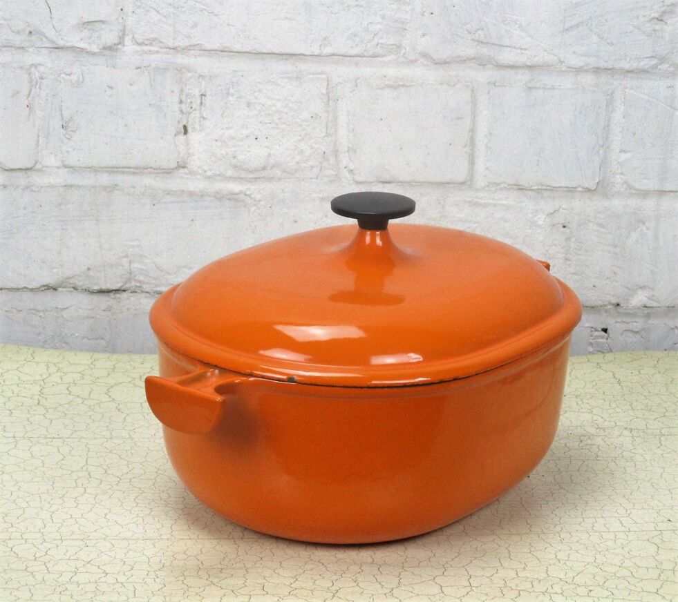 Round Dutch Oven Casserole Dish - Orange Cast Iron 26cm / 10.2 inch